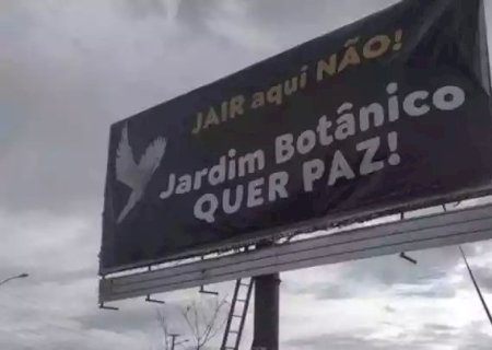 Futuros vizinhos de Bolsonaro, moradores de condomínio protestam em outdoor.