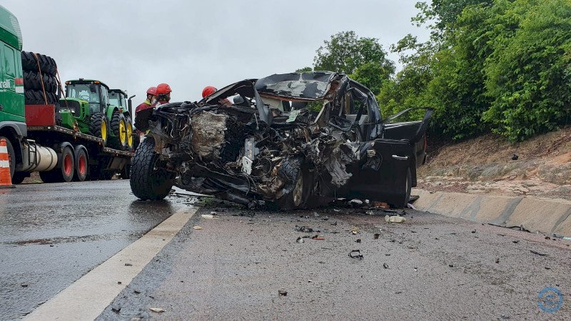 Dois morrem em colisão frontal com carreta na BR-163.