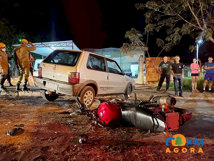 Adolescente fica ferida em colisão entre motocicleta e carro.