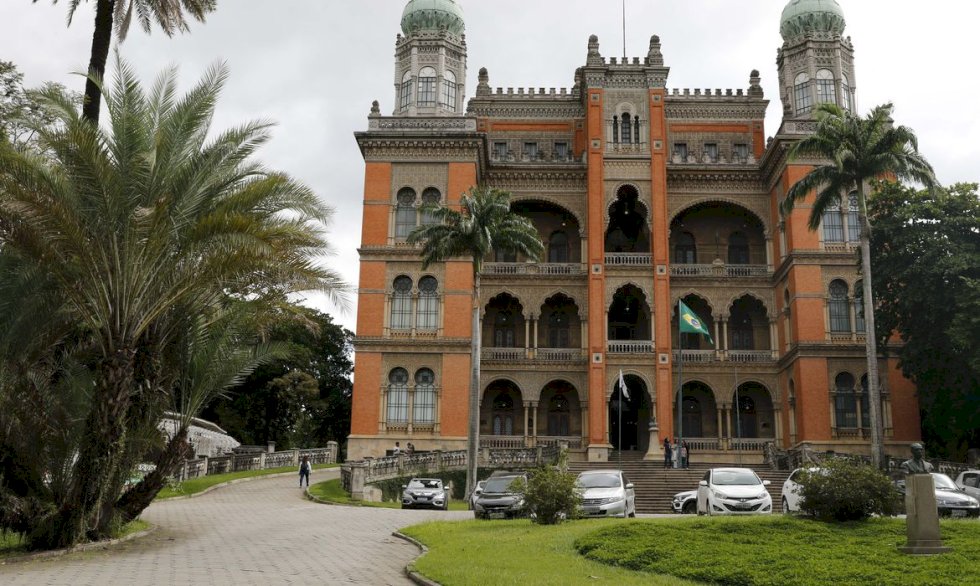 Fiocruz estuda antiviral para combater a covid-19.