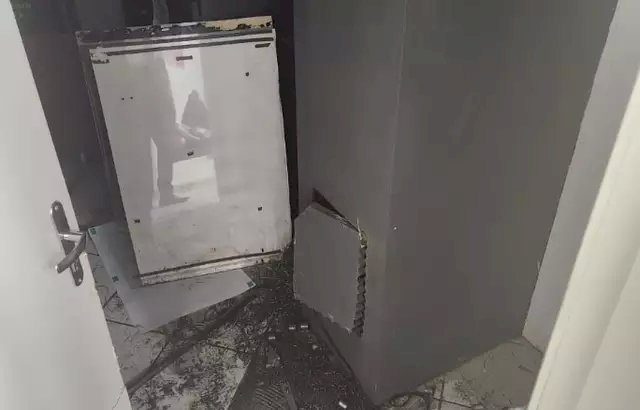 Três são presos tentando arrombar cofre de agência bancária.