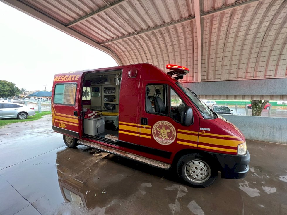 Jovem é salvo pelos bombeiros após sofrer descarga elétrica de raio.