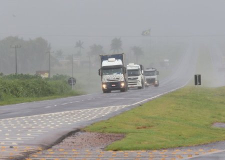 Na chuva, redobre a atenção e reduza a velocidade na rodovia.