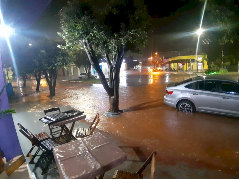 Ivinhema - Forte temporal,  alaga ruas e avenidas da cidade.