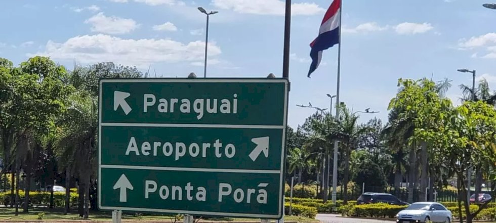 Bandidos levam viatura e arma de policial federal durante assalto na fronteira de MS.