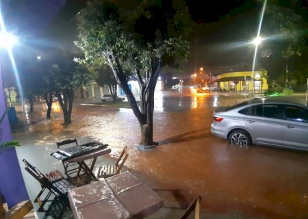 Ivinhema - Forte temporal,  alaga ruas e avenidas da cidade.