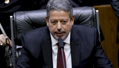 Com votação recorde, Arthur Lira é reeleito presidente da Câmara dos Deputados.