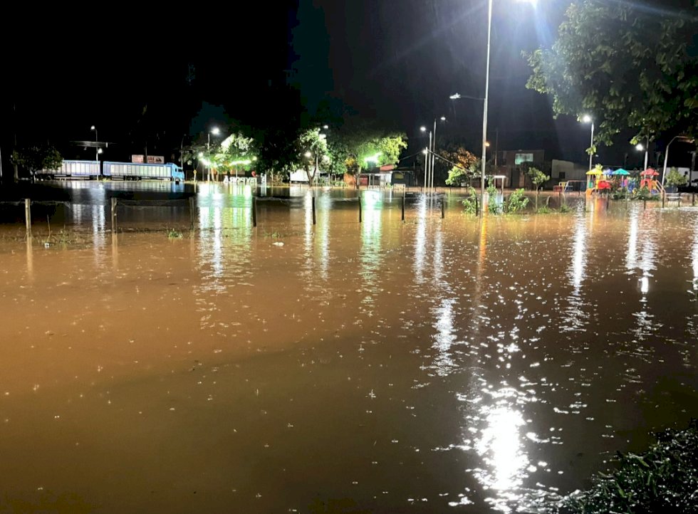 Batayporã é castigada pela forte chuva e lagoa transborda.