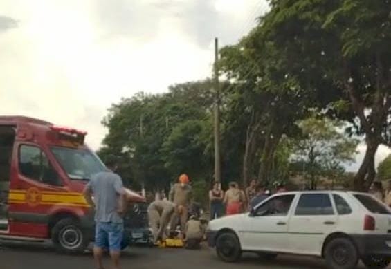Ivinhema - Polícia Militar conduz homem para a delegacia após se envolver em acidente e dirigir.