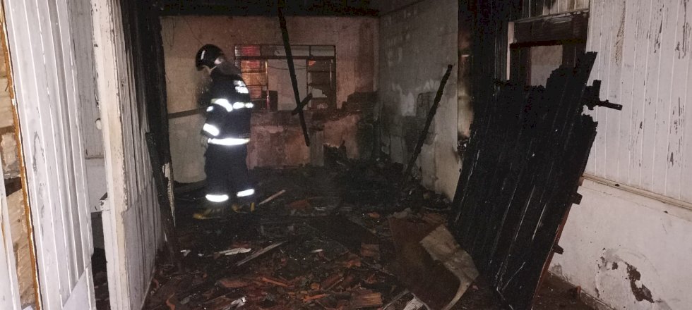 Deodápolis - Casa e veiculo ficam destruídos após incêndio.