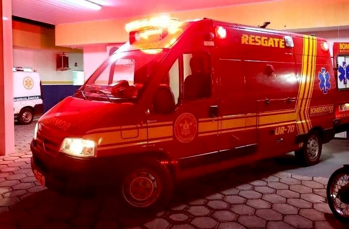 Ivinhema - Motociclista colide em poste no bairro Piraveve.