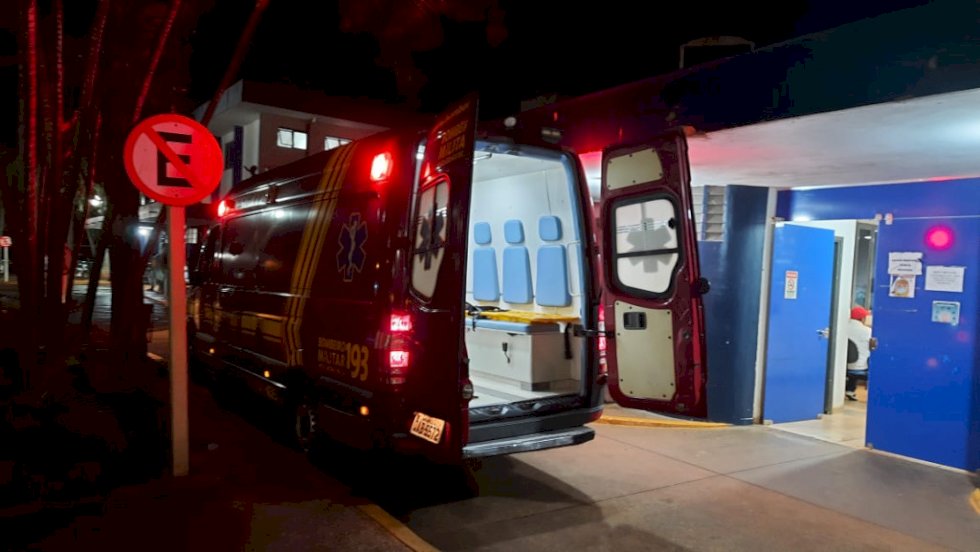 Mulher com criança no colo é agredida a golpes de facão em Dourados; quase amputou a mão.