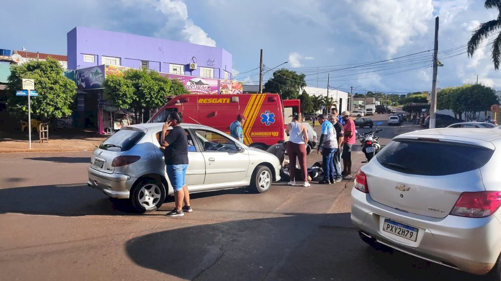 Ivinhema - Acidente entre carro e moto deixa uma vitima com vários ferimentos.