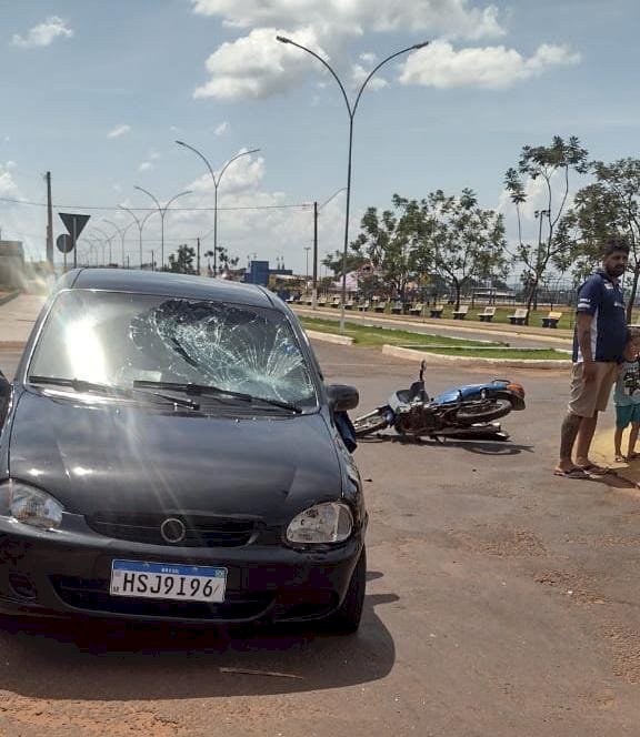 Ivinhema - Acidente entre carro e moto deixa uma mulher com ferimentos graves.