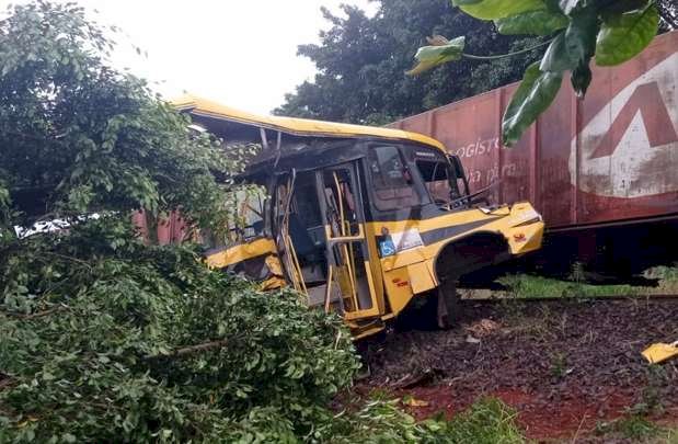 Câmera de segurança mostra acidente entre trem e ônibus escolar em Jandaia do Sul.