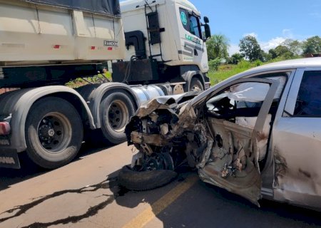 Deodápolis - Acidente entre caminhão e carro na BR 376 .