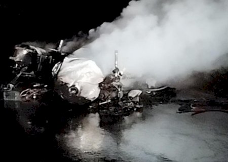 Ivinhema - Moto é destruída  pelo fogo após acidente na BR-376.