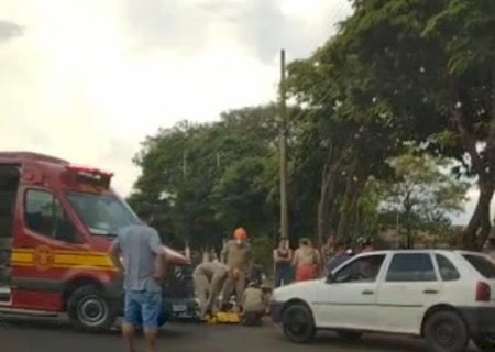 Ivinhema - Polícia Militar conduz homem para a delegacia após se envolver em acidente e dirigir.