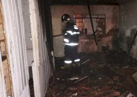 Deodápolis - Casa e veiculo ficam destruídos após incêndio.