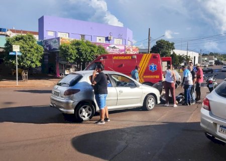 Ivinhema - Acidente entre carro e moto deixa uma vitima com vários ferimentos.
