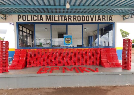 Homem tenta fugir da PMR, capota veículo com quase mil kg de drogas.