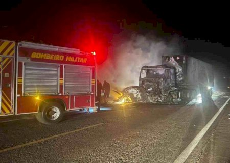 Motorista de fusca morre após bater de frente com carreta em MS