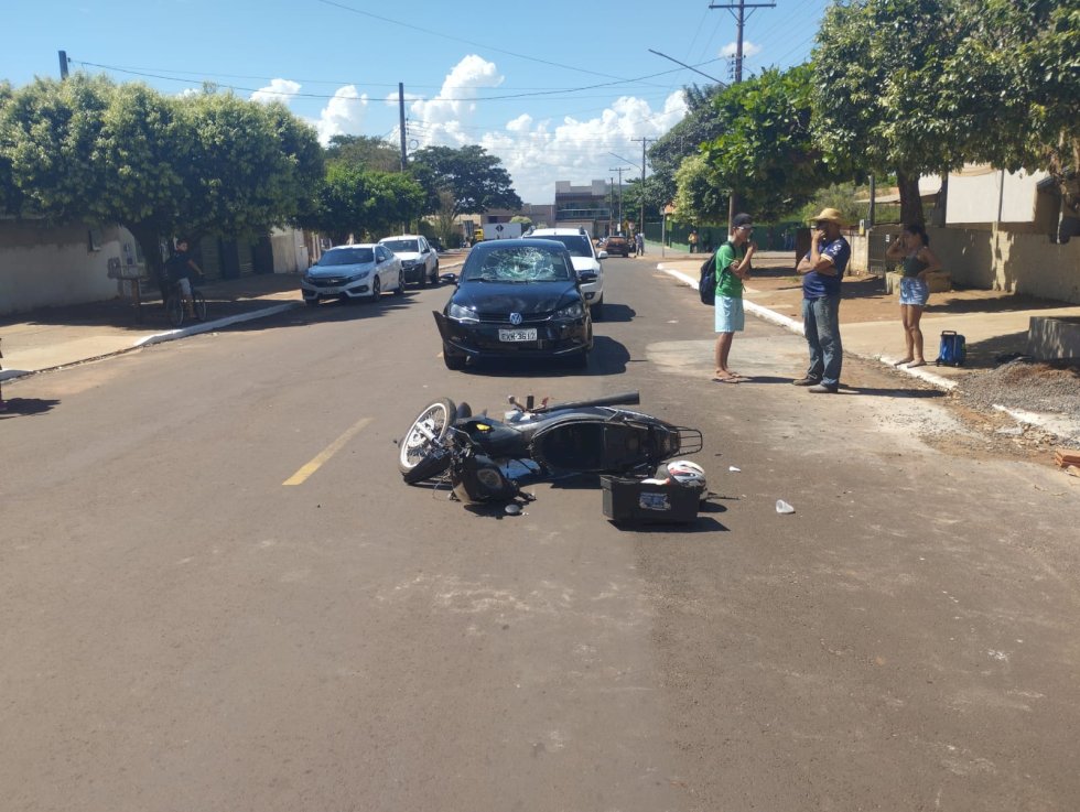Ivinhema - Acidente entre carro e moto deixa motociclista ferido.