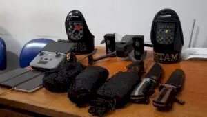 Dupla morre em confronto com a PM ao tentar arremessar drogas em presídio usando drone.