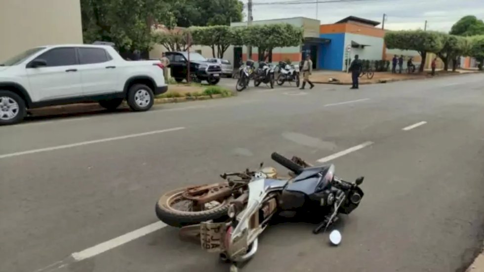 Em cruzamento, Hilux atinge motociclista que morre em cidade de MS.