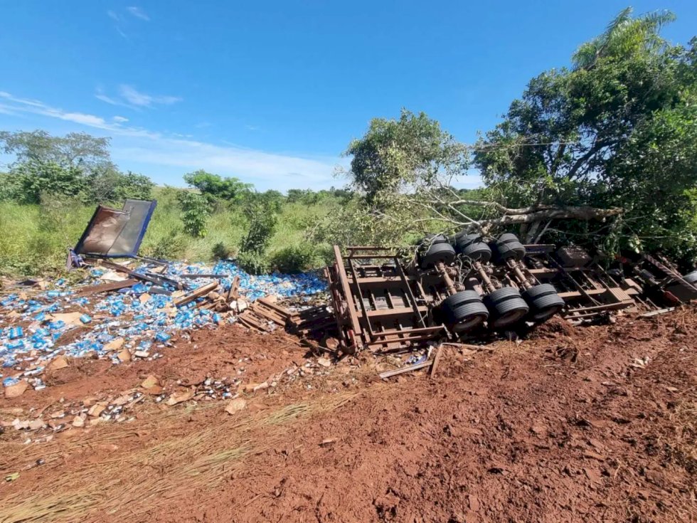 Carreta com carga milionária de cerveja capota na MS-040.