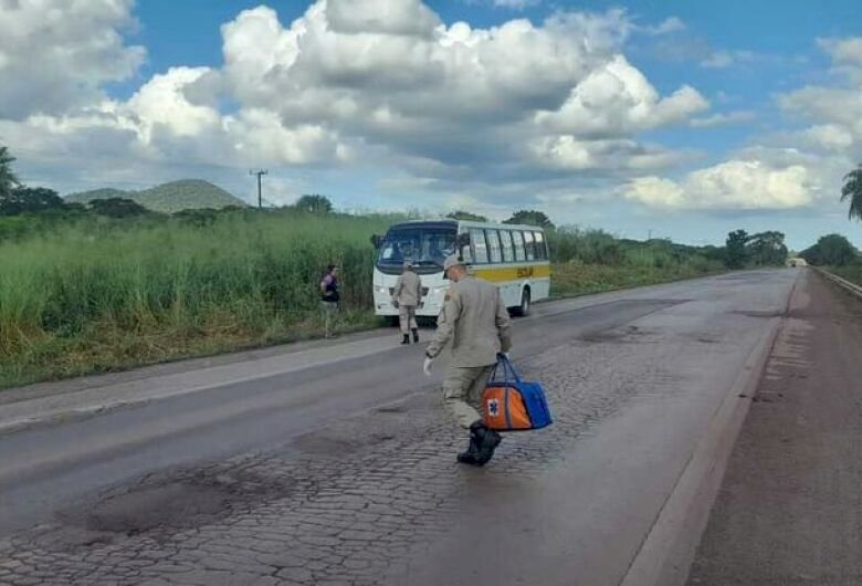 Susto; criança de 9 anos cai de ônibus escolar em rodovia.