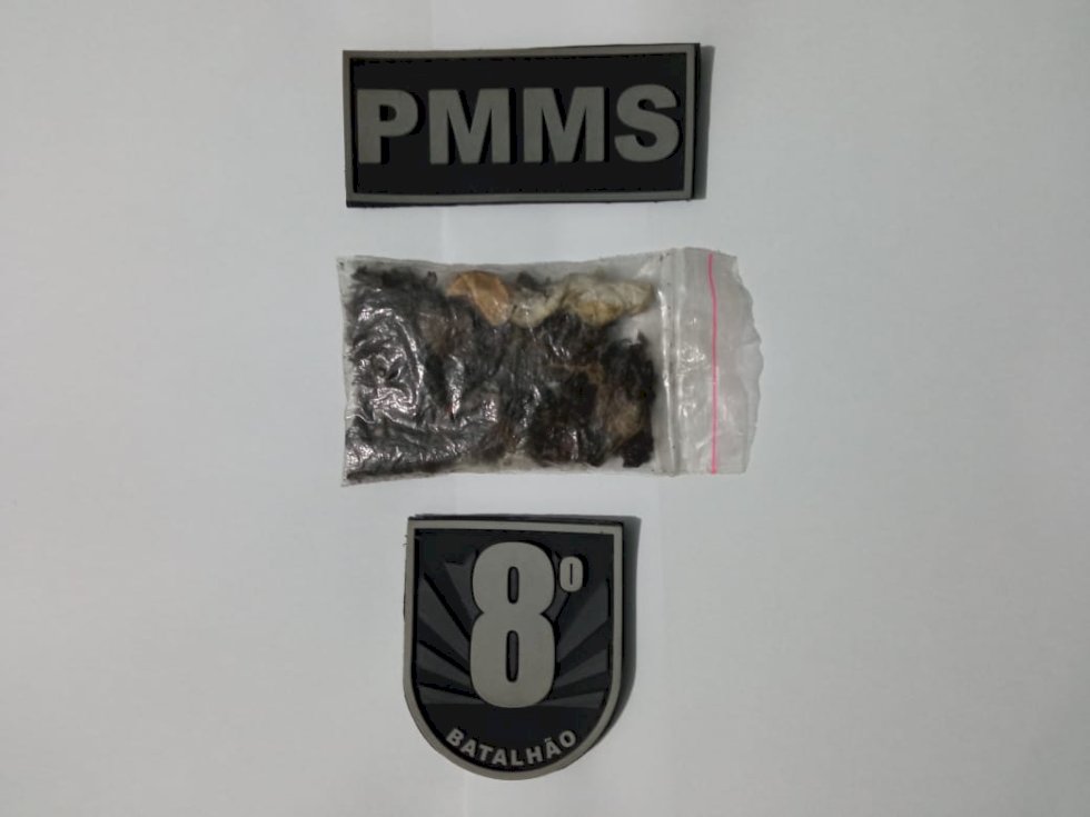Polícia Militar conduz jovem para a delegacia portando drogas em Batayporã