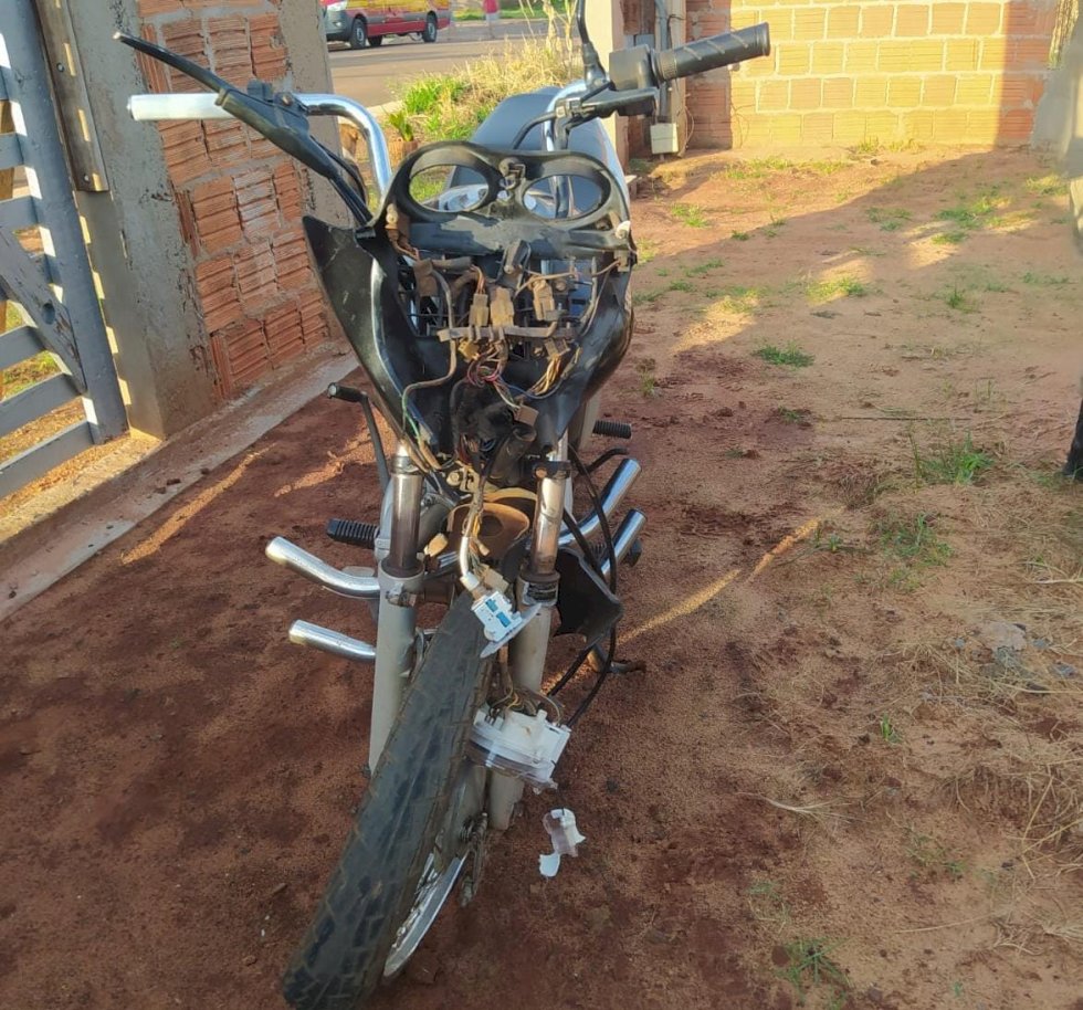 Ivinhema - Acidente entre moto e ônibus deixa uma vítima com ferimentos graves.