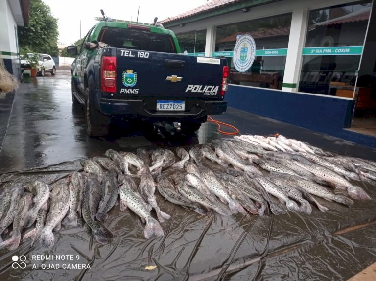 PMA autuam em R$ 10,2 mil pescador profissional que foge da embarcação e é preso com 360 kg de pescado.