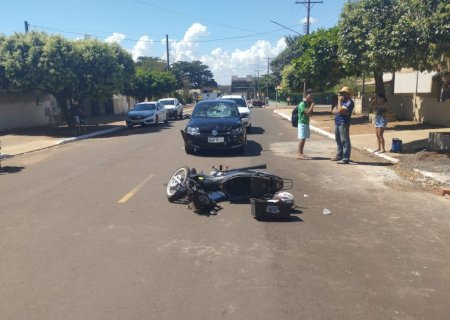 Ivinhema - Acidente entre carro e moto deixa motociclista ferido.