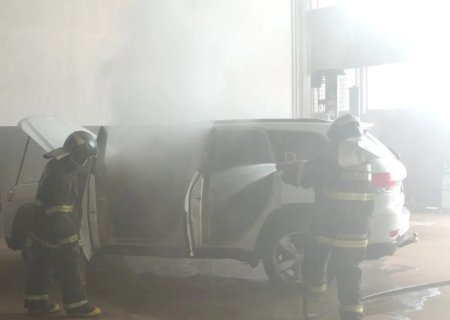 Ivinhema - Veículo pega fogo em oficina mecânica.