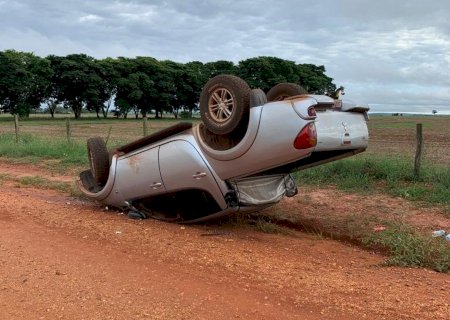 Ivinhema - Caminhonete capota na região do Assentamento São Sebastião.