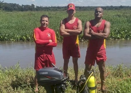 Novo Horizonte do Sul - CB resgata motor de poupa no Rio Guiray.