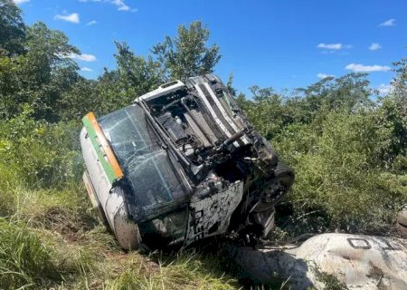 Condutor dorme, mas escapa ileso após tombar carreta carregada de cimento.