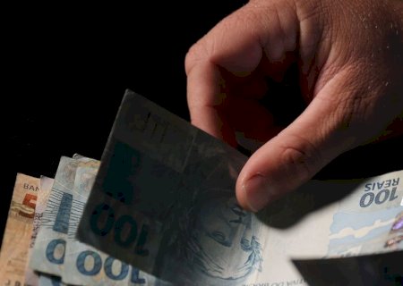 Governo antecipa para maio o pagamento do 13º de beneficiários do INSS.