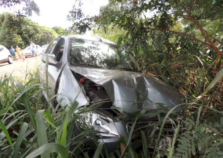 Ivinhema - Acidente na BR -376 envolvendo uma carreta e dois veículos de passeio próximo a Vila Alice.