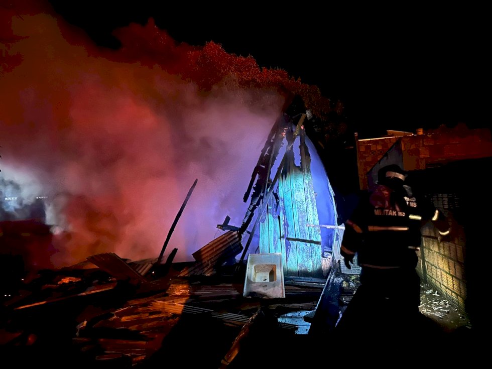 Residência pega fogo no bairro Itapoã.