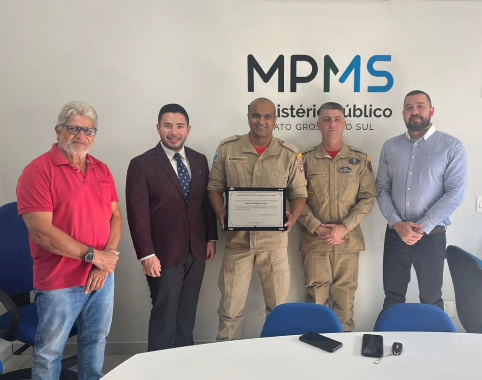 Comandante dos bombeiros militar em Ivinhema recebeu homenagem em sua despedida.