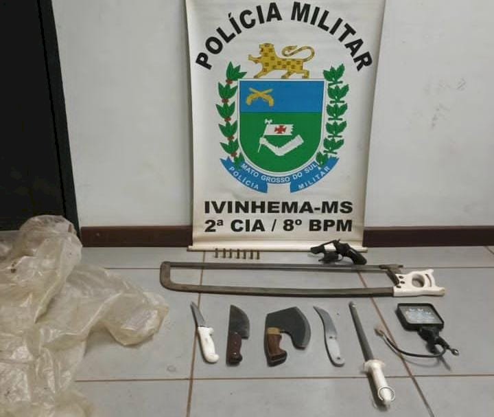 Ivinhema -Polícia Militar de Ivinhema prende quatro pessoas e duas armas de fogo.