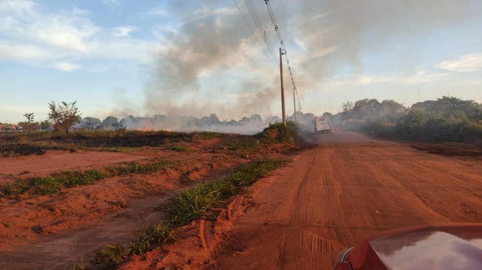 Ivinhema - Bombeiros combate fogo em vegetação.