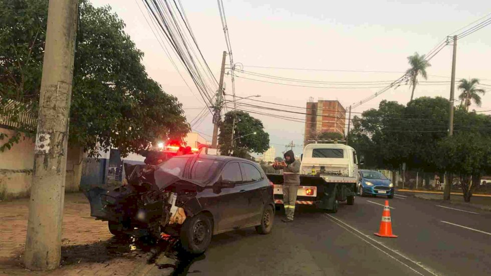 Sem controle, Ford Ka bate em poste em frente a batalhão da PM