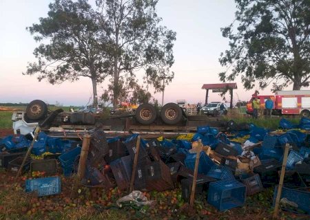 Condutor de caminhão morre  fica preso às ferragens em acidente na região de Anaurilândia.