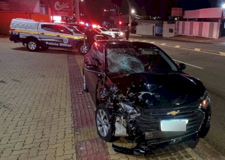 Motorista colide carro contra moto e mata técnica de enfermagem