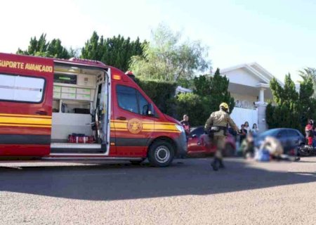 Motociclista bate na porta de carro estacionado e morre atropelada por caminhão.