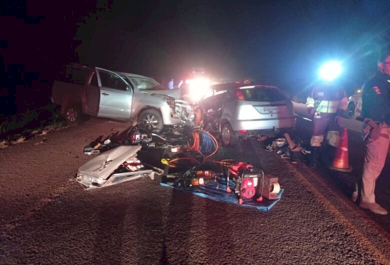 Colisão entre caminhonete e carro de passeio mata motorista.